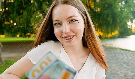 Женечка Котова зарабатывает бабло мелкой торговлей своей нартурой